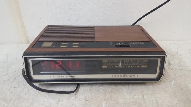 GE cheapest electronic digital FM/AM clock radio with alarm Vintage